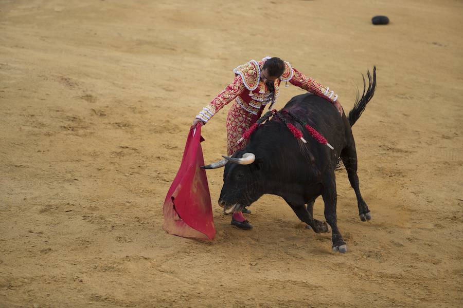 El Fandi fue arrollado de mala manera junto a las tablas porque el toro no obedeció cuando ejecuto al quiebro el tercer par de banderillas, iniciado de rodillas.. Se vivieron momentos de angustia en la Monumental de Frascuelo, pero cuando el granadino logro recomponerse volvió a la cara del astado para muletearlo de rodillas y sacar aún más toda su raza. La que le faltó al de Hermanos García Jiménez. Una vez más El Fandi estuvo poderoso y paseó oreja tras estocada entera.