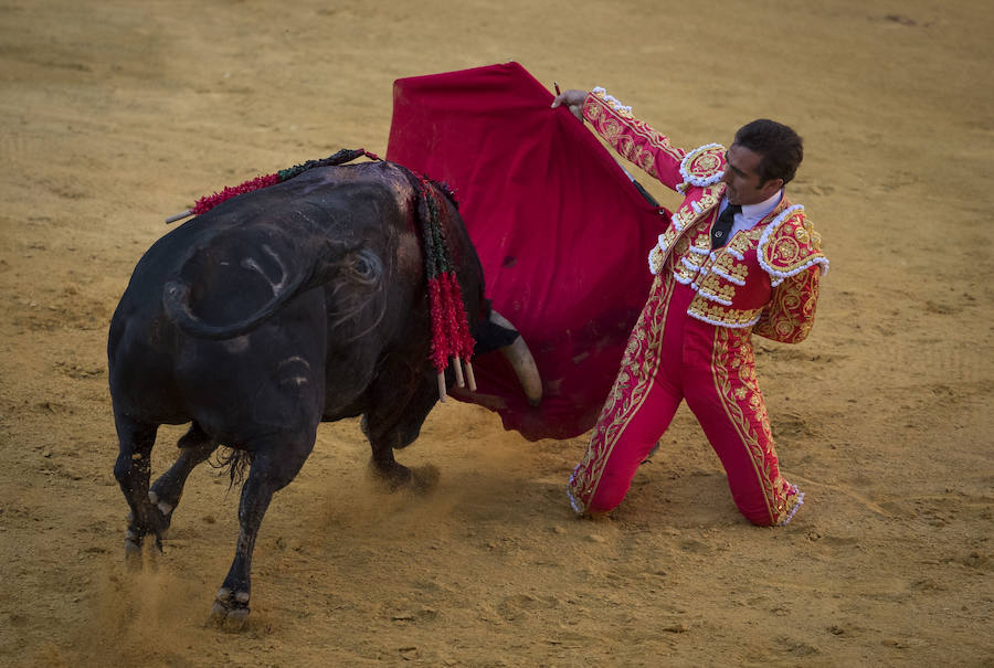 El Fandi fue arrollado de mala manera junto a las tablas porque el toro no obedeció cuando ejecuto al quiebro el tercer par de banderillas, iniciado de rodillas.. Se vivieron momentos de angustia en la Monumental de Frascuelo, pero cuando el granadino logro recomponerse volvió a la cara del astado para muletearlo de rodillas y sacar aún más toda su raza. La que le faltó al de Hermanos García Jiménez. Una vez más El Fandi estuvo poderoso y paseó oreja tras estocada entera.