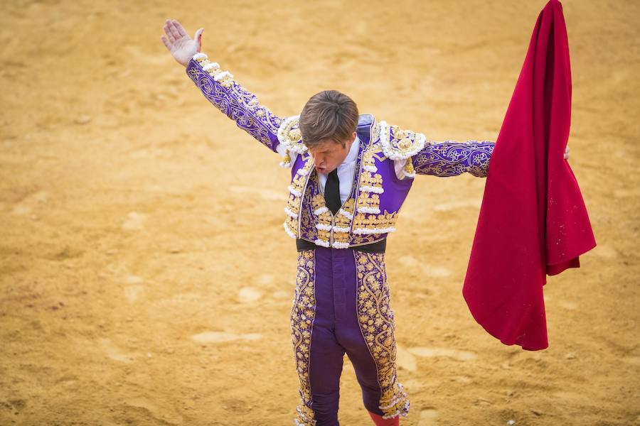 El Fandi fue arrollado de mala manera junto a las tablas porque el toro no obedeció cuando ejecuto al quiebro el tercer par de banderillas, iniciado de rodillas.. Se vivieron momentos de angustia en la Monumental de Frascuelo, pero cuando el granadino logro recomponerse volvió a la cara del astado para muletearlo de rodillas y sacar aún más toda su raza. La que le faltó al de Hermanos García Jiménez. Una vez más El Fandi estuvo poderoso y paseó oreja tras estocada entera.