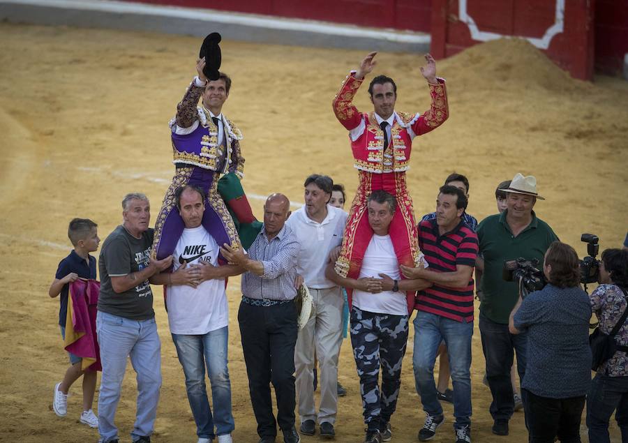 El Fandi fue arrollado de mala manera junto a las tablas porque el toro no obedeció cuando ejecuto al quiebro el tercer par de banderillas, iniciado de rodillas.. Se vivieron momentos de angustia en la Monumental de Frascuelo, pero cuando el granadino logro recomponerse volvió a la cara del astado para muletearlo de rodillas y sacar aún más toda su raza. La que le faltó al de Hermanos García Jiménez. Una vez más El Fandi estuvo poderoso y paseó oreja tras estocada entera.