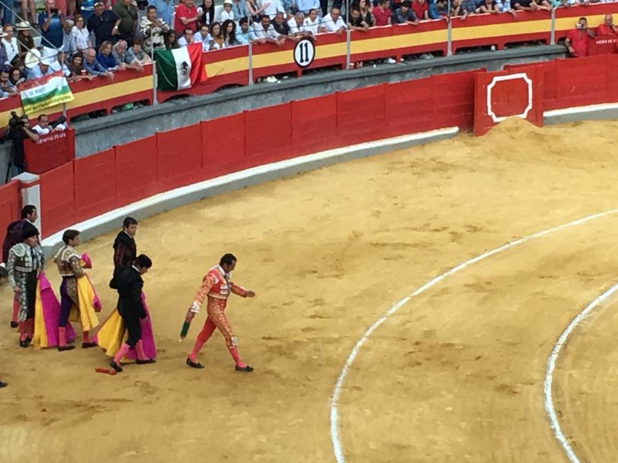 El Fandi fue arrollado de mala manera junto a las tablas porque el toro no obedeció cuando ejecutó al quiebro el tercer par de banderillas, iniciado de rodillas.. Se vivieron momentos de angustia en la Monumental de Frascuelo, pero cuando el granadino logró recomponerse volvió a la cara del astado para muletearlo de rodillas y sacar aún más toda su raza. La que le faltó al de Hermanos García Jiménez. Una vez más El Fandi estuvo poderoso y paseó oreja tras estocada entera.