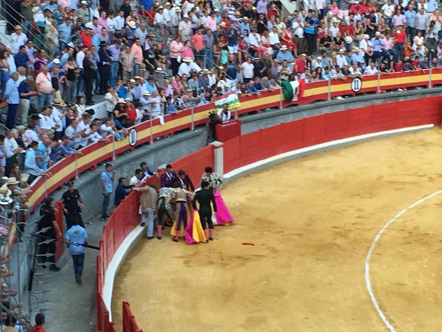 El Fandi fue arrollado de mala manera junto a las tablas porque el toro no obedeció cuando ejecutó al quiebro el tercer par de banderillas, iniciado de rodillas.. Se vivieron momentos de angustia en la Monumental de Frascuelo, pero cuando el granadino logró recomponerse volvió a la cara del astado para muletearlo de rodillas y sacar aún más toda su raza. La que le faltó al de Hermanos García Jiménez. Una vez más El Fandi estuvo poderoso y paseó oreja tras estocada entera.