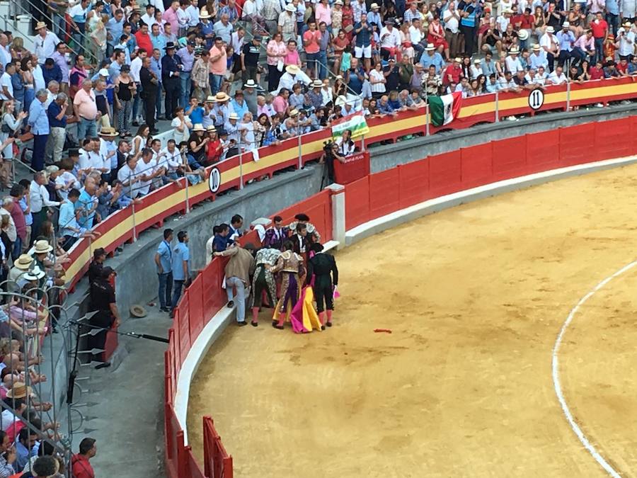 El Fandi fue arrollado de mala manera junto a las tablas porque el toro no obedeció cuando ejecutó al quiebro el tercer par de banderillas, iniciado de rodillas.. Se vivieron momentos de angustia en la Monumental de Frascuelo, pero cuando el granadino logró recomponerse volvió a la cara del astado para muletearlo de rodillas y sacar aún más toda su raza. La que le faltó al de Hermanos García Jiménez. Una vez más El Fandi estuvo poderoso y paseó oreja tras estocada entera.