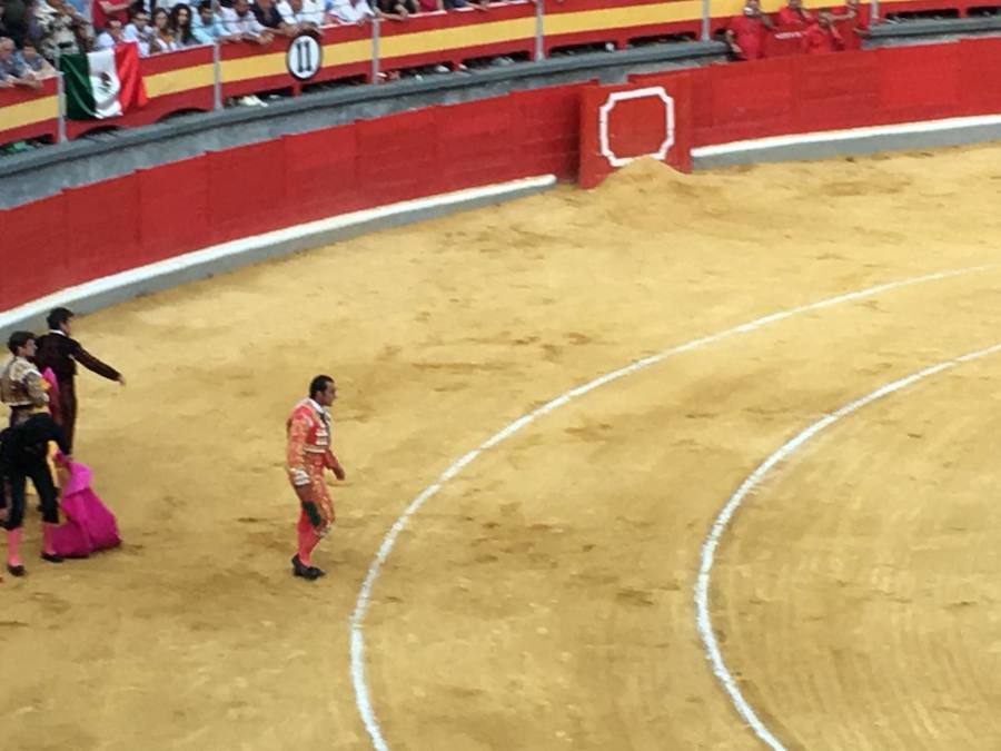 El Fandi fue arrollado de mala manera junto a las tablas porque el toro no obedeció cuando ejecutó al quiebro el tercer par de banderillas, iniciado de rodillas.. Se vivieron momentos de angustia en la Monumental de Frascuelo, pero cuando el granadino logró recomponerse volvió a la cara del astado para muletearlo de rodillas y sacar aún más toda su raza. La que le faltó al de Hermanos García Jiménez. Una vez más El Fandi estuvo poderoso y paseó oreja tras estocada entera.