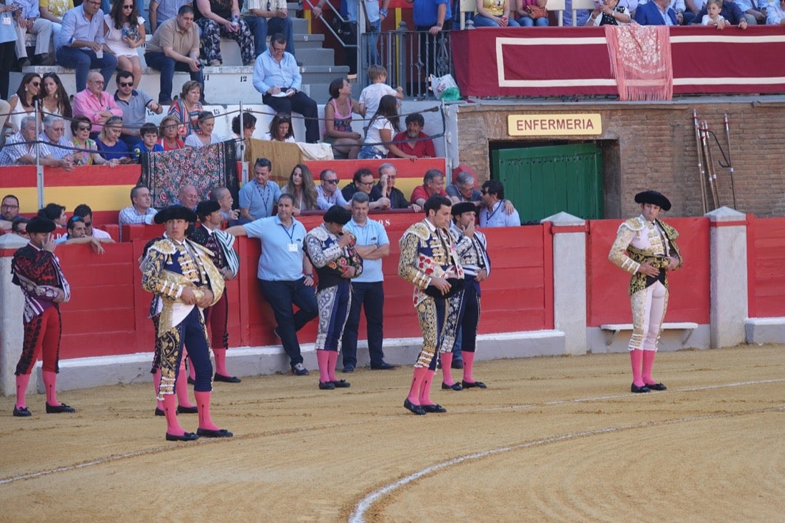 Fueron muchos los que acudieron a la plaza de toros de la ciudad este jueves