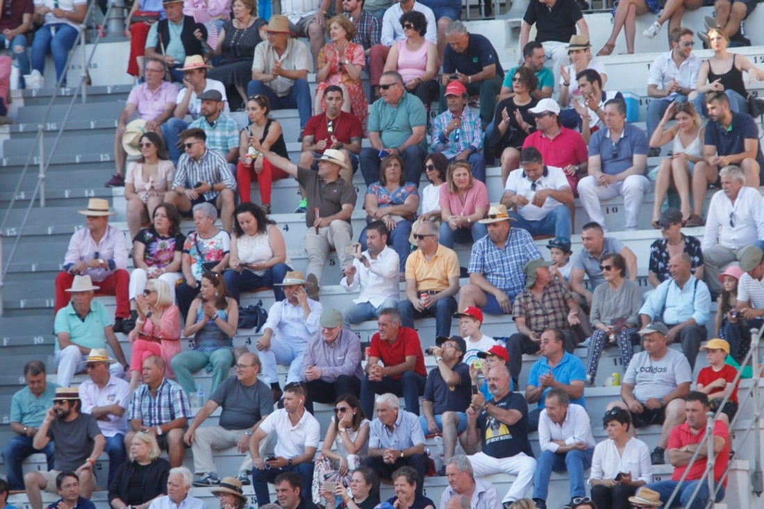 Fueron muchos los que acudieron a la plaza de toros de la ciudad este jueves