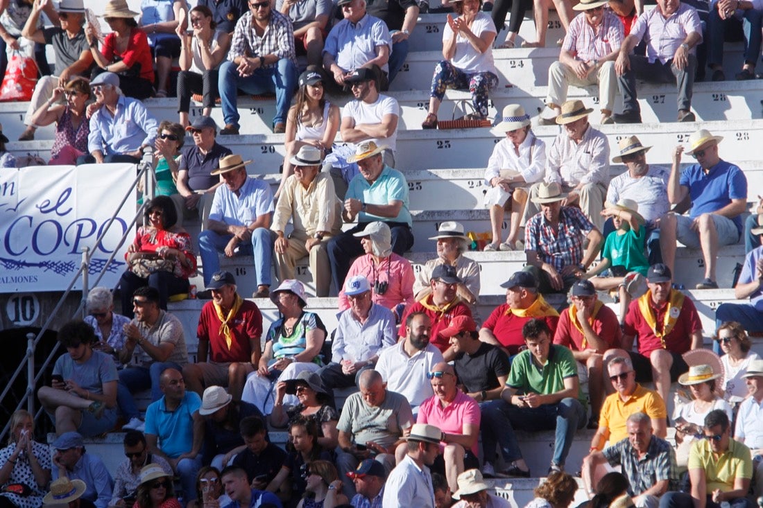 Fueron muchos los que acudieron a la plaza de toros de la ciudad este jueves