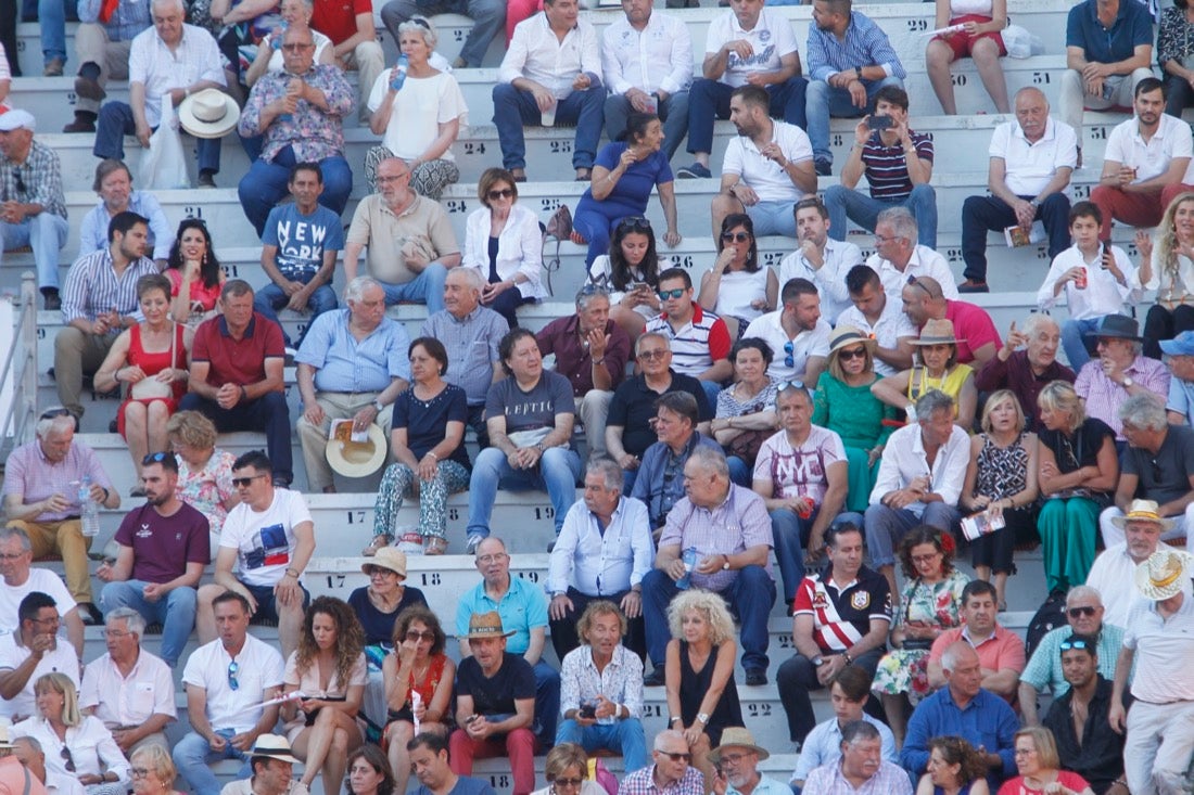 Fueron muchos los que acudieron a la plaza de toros de la ciudad este jueves