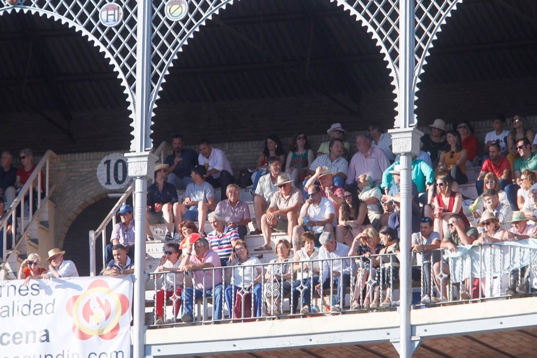 Fueron muchos los que acudieron a la plaza de toros de la ciudad este jueves