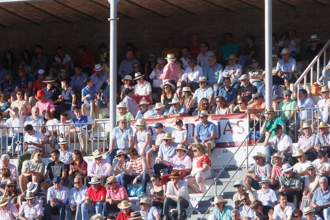 Fueron muchos los que acudieron a la plaza de toros de la ciudad este jueves