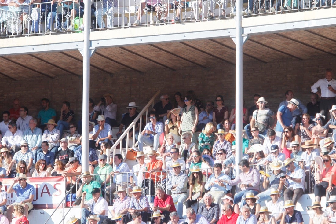 Fueron muchos los que acudieron a la plaza de toros de la ciudad este jueves