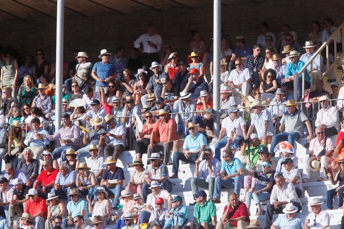 Fueron muchos los que acudieron a la plaza de toros de la ciudad este jueves