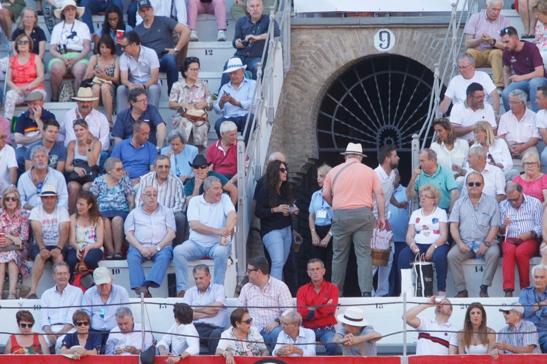 Fueron muchos los que acudieron a la plaza de toros de la ciudad este jueves