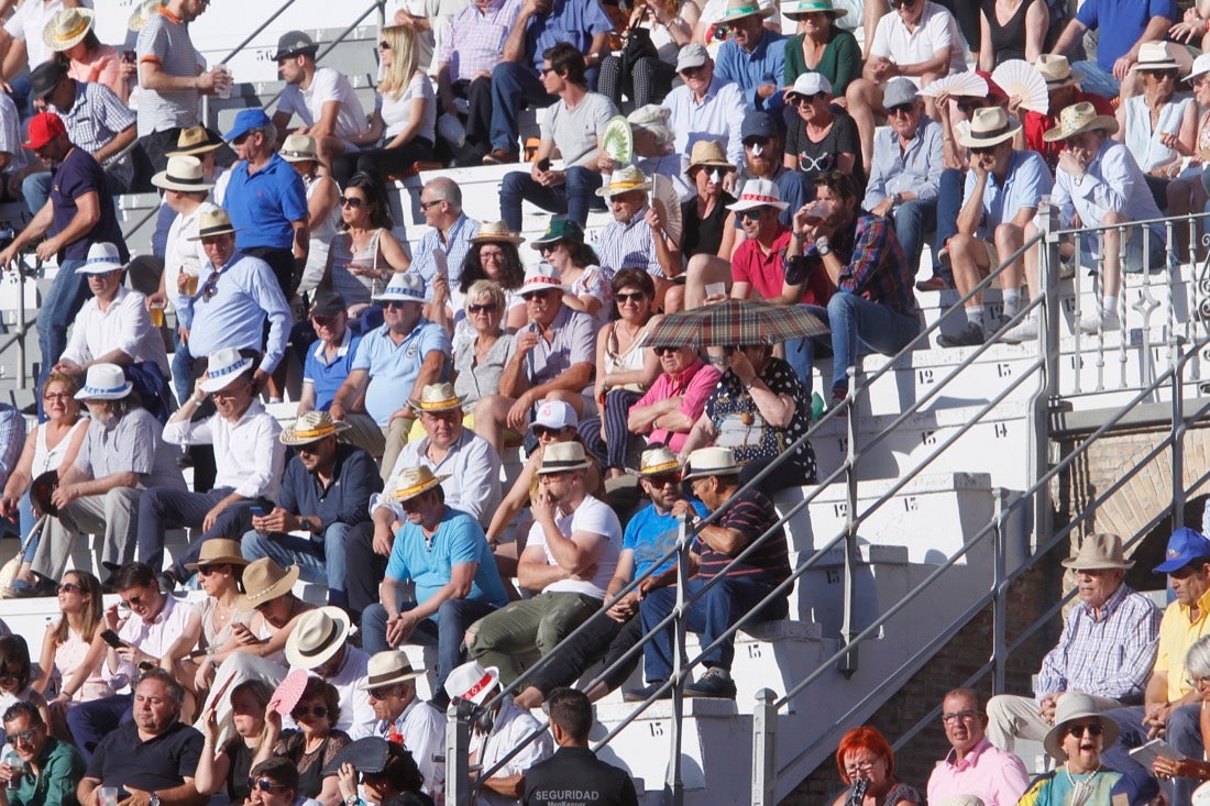 Fueron muchos los que acudieron a la plaza de toros de la ciudad este jueves