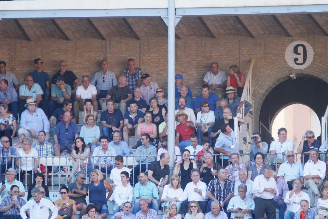 Fueron muchos los que acudieron a la plaza de toros de la ciudad este jueves