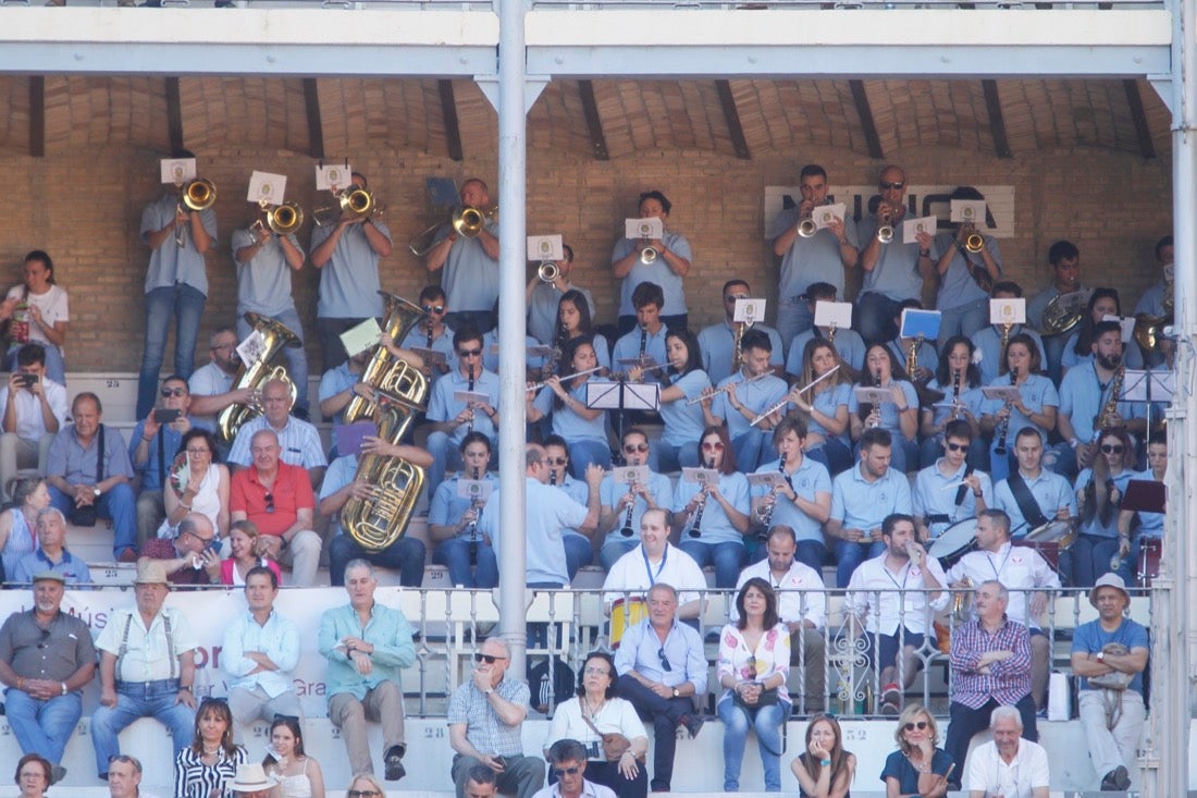 Fueron muchos los que acudieron a la plaza de toros de la ciudad este jueves