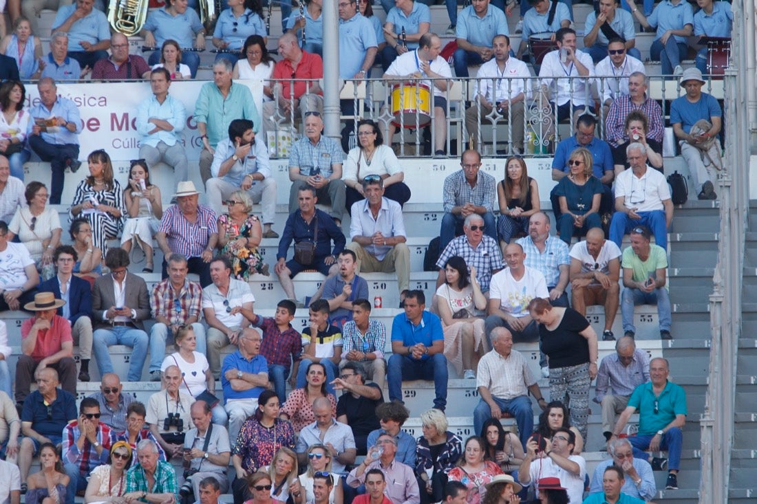 Fueron muchos los que acudieron a la plaza de toros de la ciudad este jueves