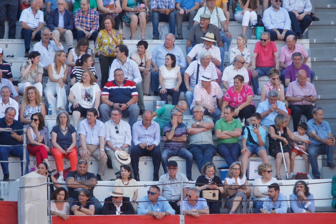 Fueron muchos los que acudieron a la plaza de toros de la ciudad este jueves