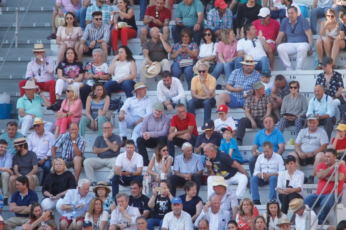 Fueron muchos los que acudieron a la plaza de toros de la ciudad este jueves