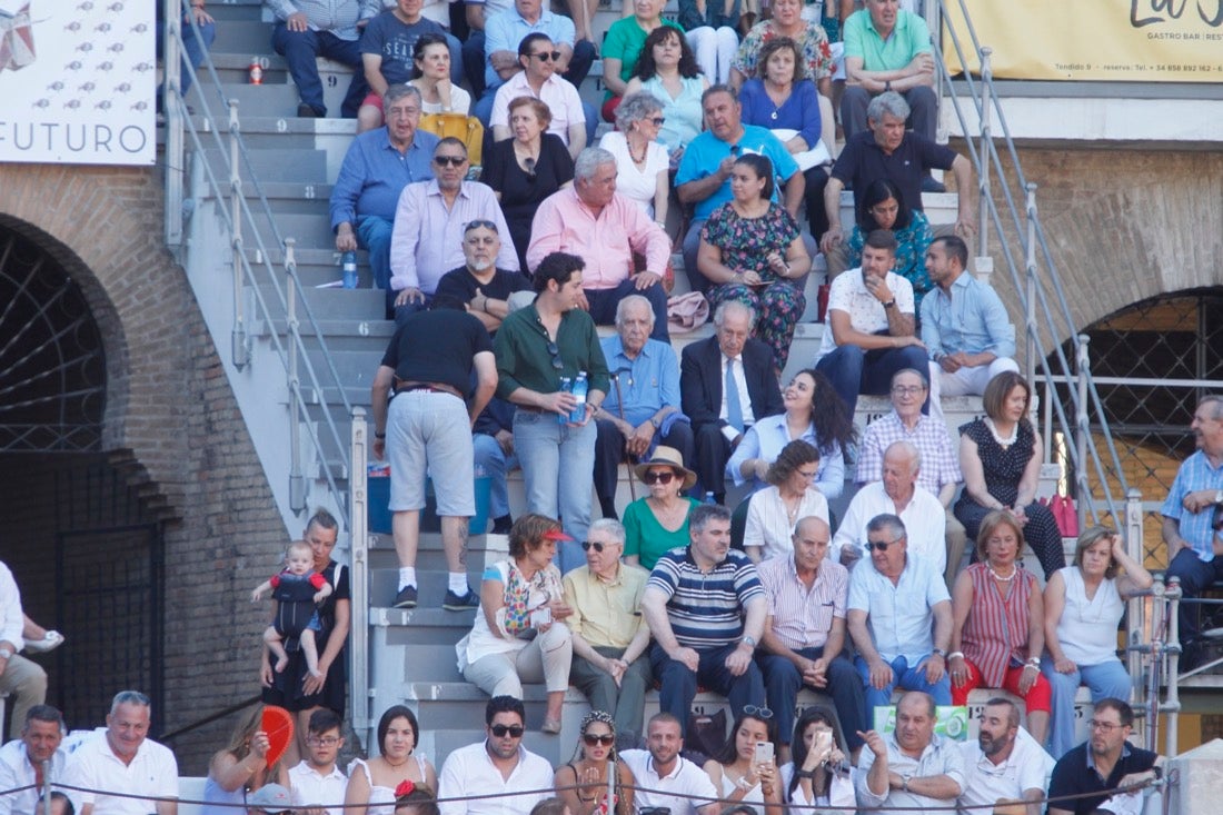 Fueron muchos los que acudieron a la plaza de toros de la ciudad este jueves