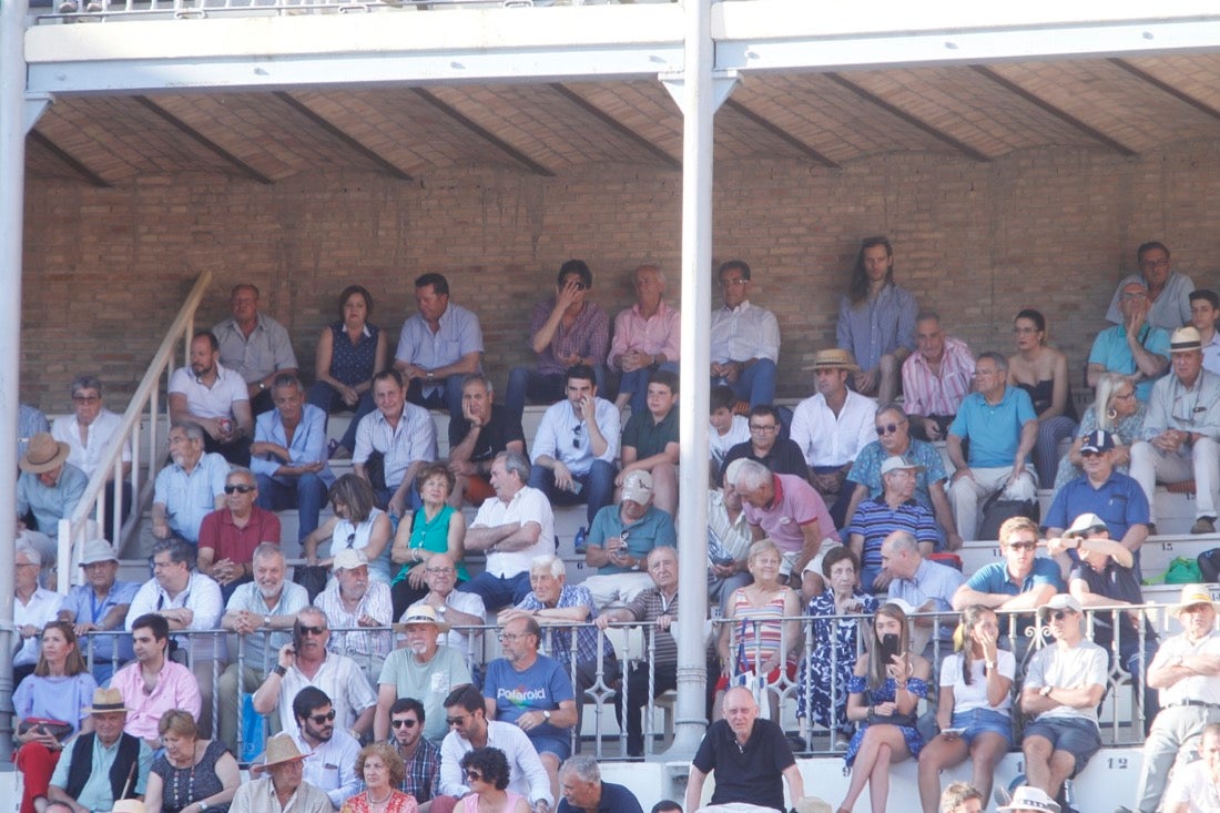 Fueron muchos los que acudieron a la plaza de toros de la ciudad este jueves