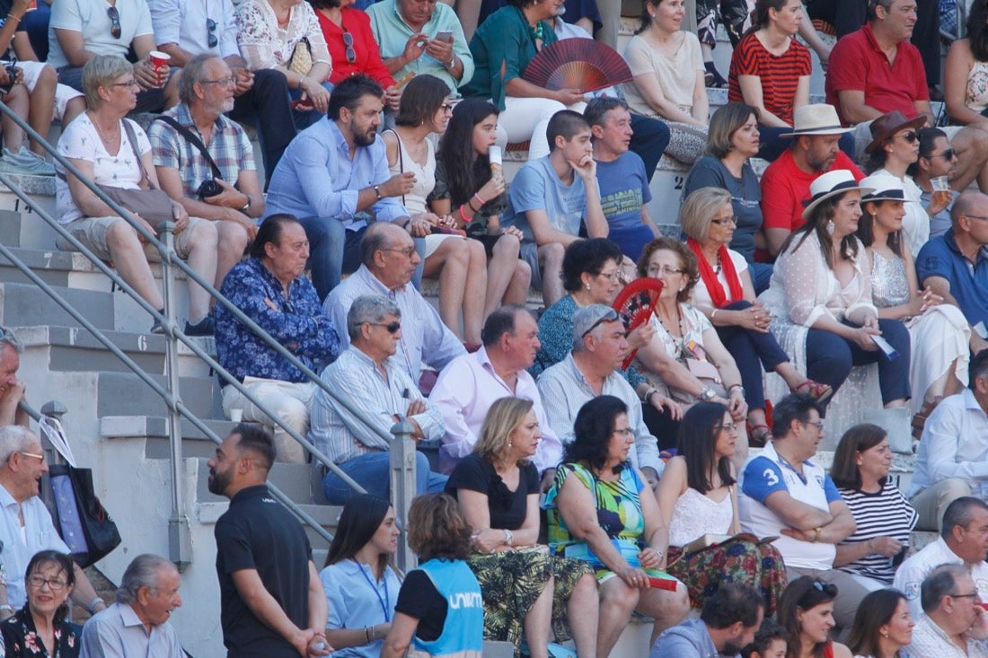 Fueron muchos los que acudieron a la plaza de toros de la ciudad este jueves