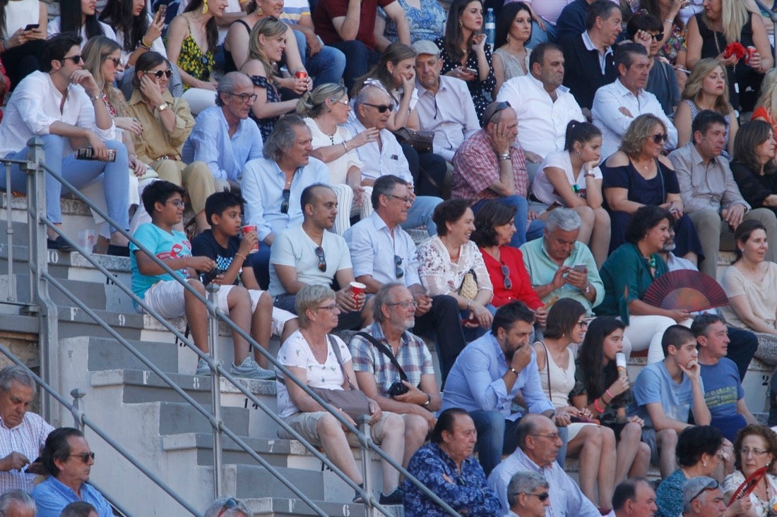 Fueron muchos los que acudieron a la plaza de toros de la ciudad este jueves