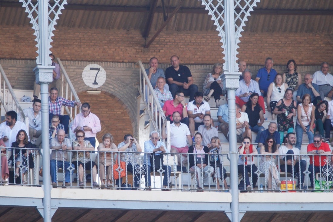 Fueron muchos los que acudieron a la plaza de toros de la ciudad este jueves