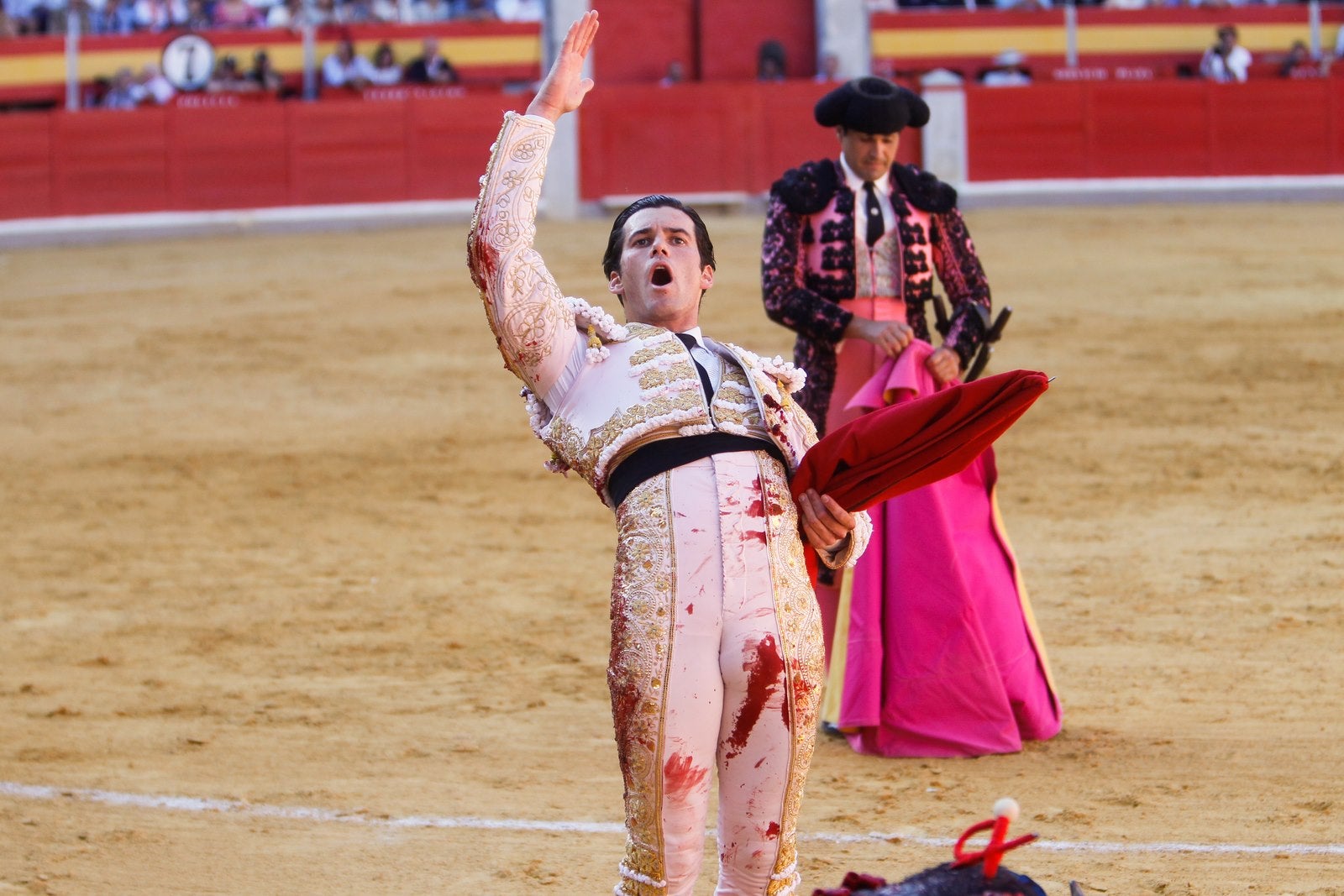José Garrido salvó la tarde con una faena épica al cuarto, que le volteó de manera aparatosa y estuvo a punto de mandarlo a la enfermería