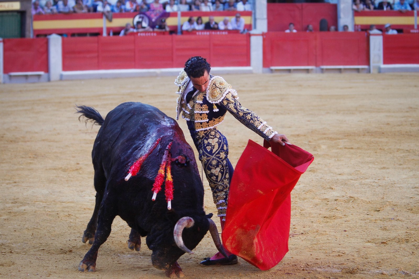 José Garrido salvó la tarde con una faena épica al cuarto, que le volteó de manera aparatosa y estuvo a punto de mandarlo a la enfermería