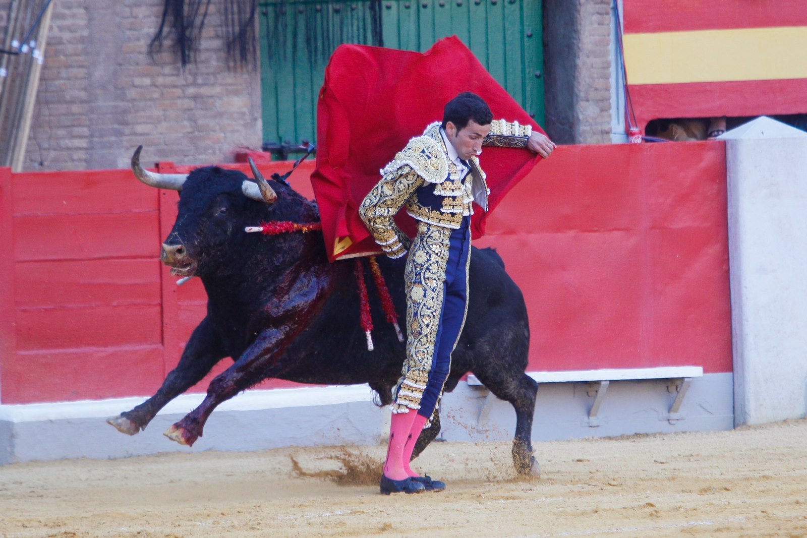 José Garrido salvó la tarde con una faena épica al cuarto, que le volteó de manera aparatosa y estuvo a punto de mandarlo a la enfermería