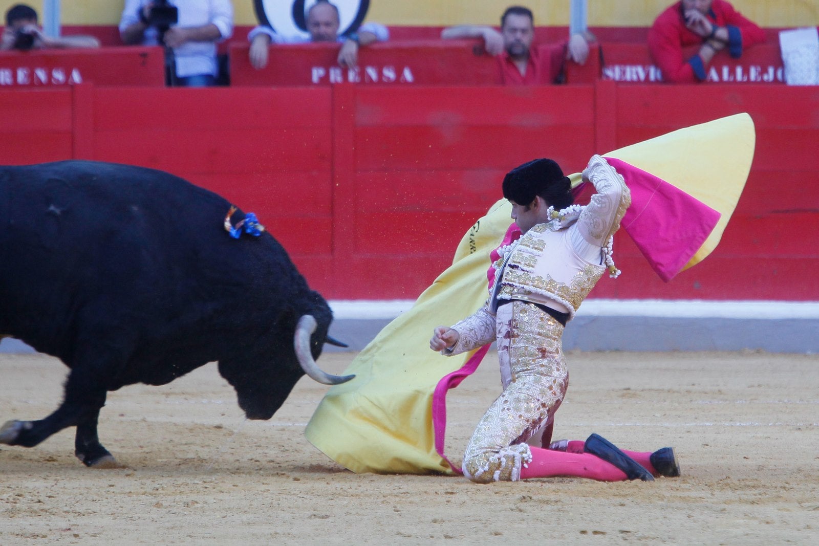 José Garrido salvó la tarde con una faena épica al cuarto, que le volteó de manera aparatosa y estuvo a punto de mandarlo a la enfermería