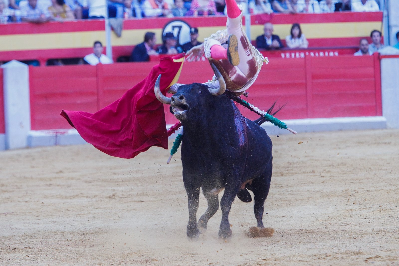 José Garrido salvó la tarde con una faena épica al cuarto, que le volteó de manera aparatosa y estuvo a punto de mandarlo a la enfermería