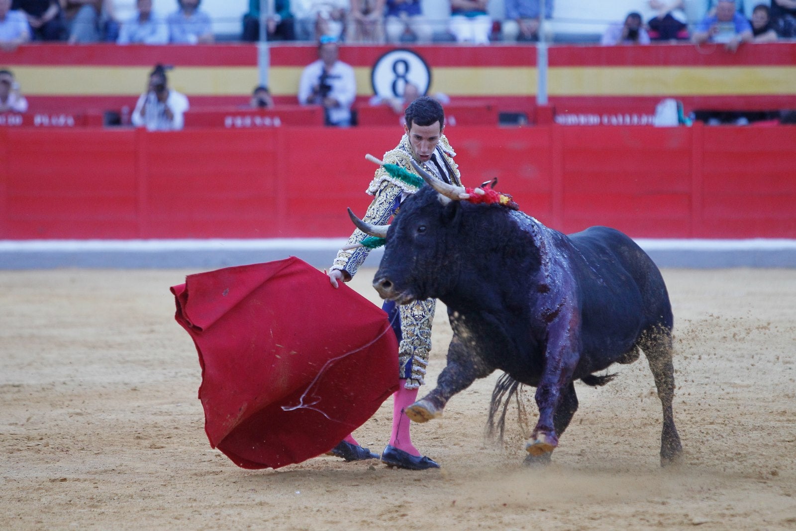 José Garrido salvó la tarde con una faena épica al cuarto, que le volteó de manera aparatosa y estuvo a punto de mandarlo a la enfermería