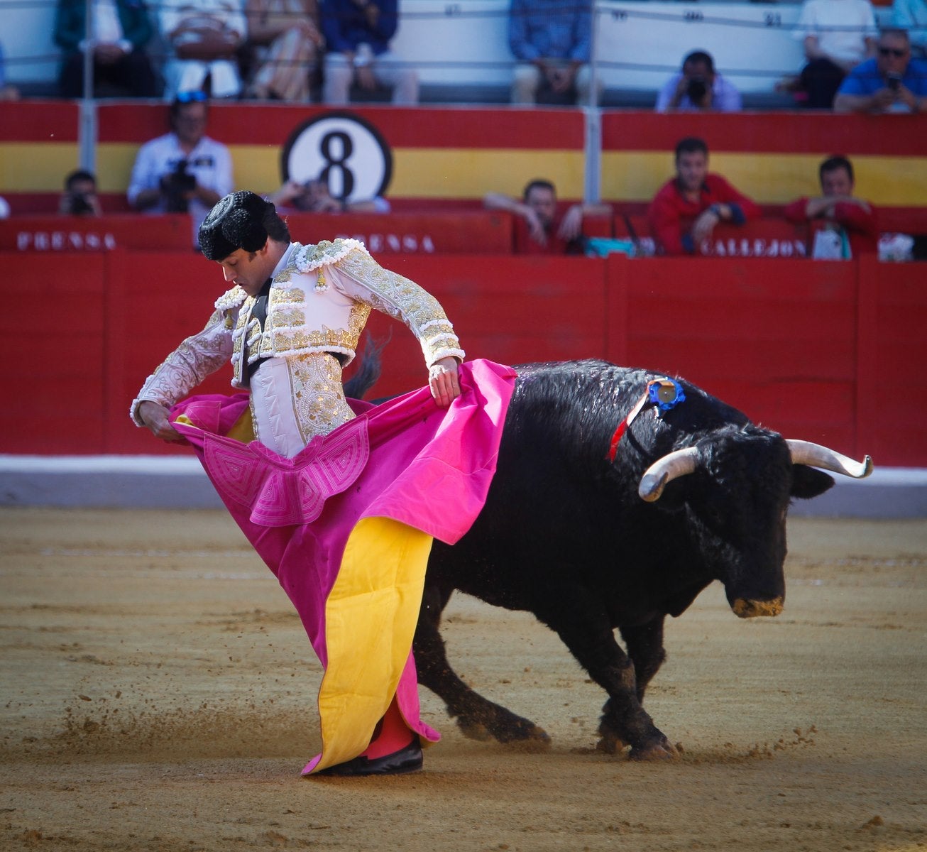 José Garrido salvó la tarde con una faena épica al cuarto, que le volteó de manera aparatosa y estuvo a punto de mandarlo a la enfermería