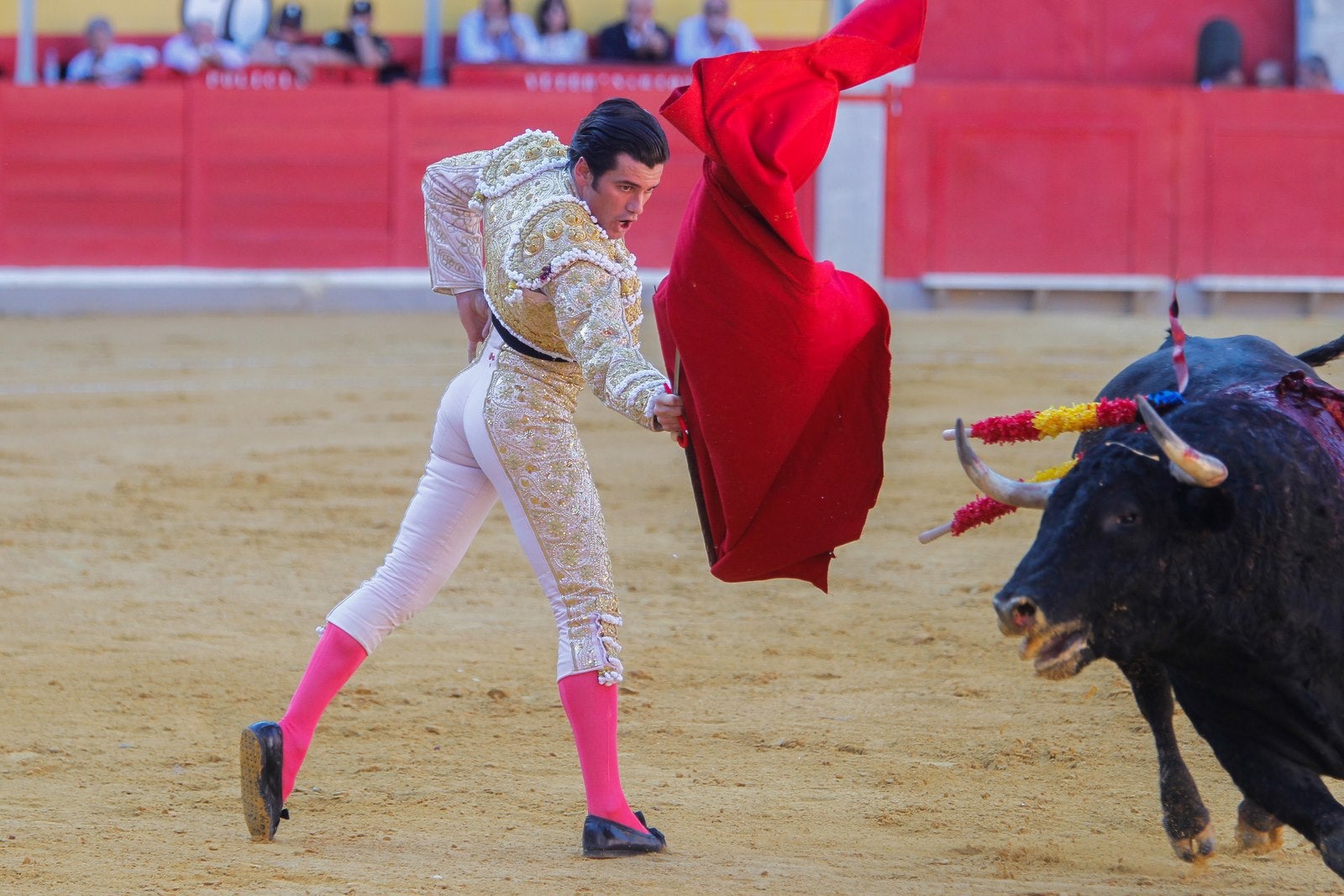 José Garrido salvó la tarde con una faena épica al cuarto, que le volteó de manera aparatosa y estuvo a punto de mandarlo a la enfermería