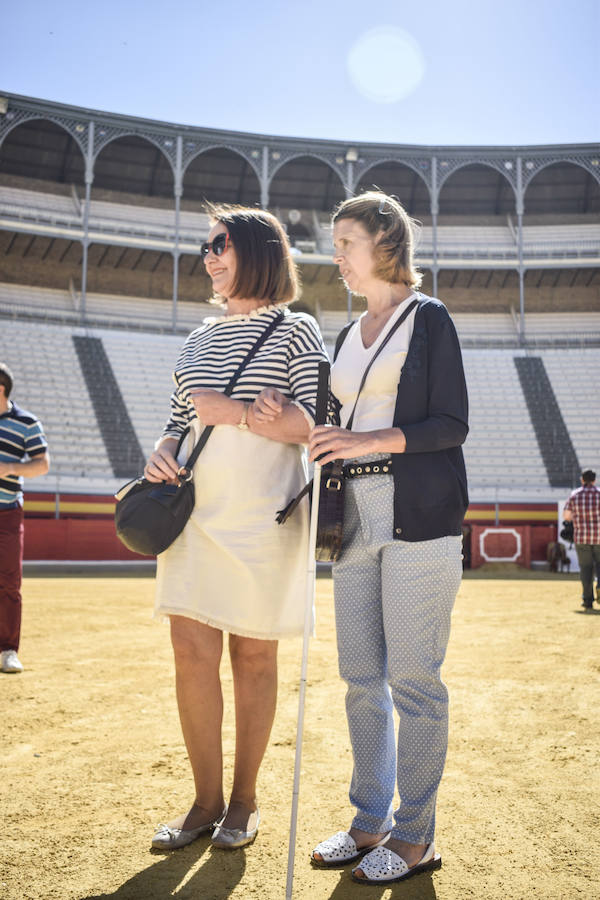 Cinco personas con discapacidad visual se acercaron a la plaza de toros para percibir mediante el tacto y el oído todas esas sensaciones que hacen del toreo un arte único y especial.