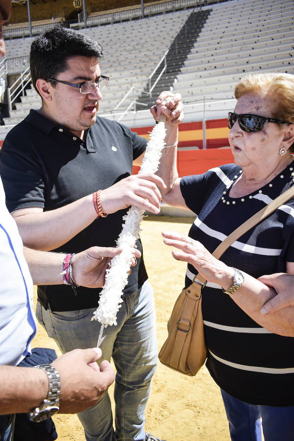 Cinco personas con discapacidad visual se acercaron a la plaza de toros para percibir mediante el tacto y el oído todas esas sensaciones que hacen del toreo un arte único y especial.