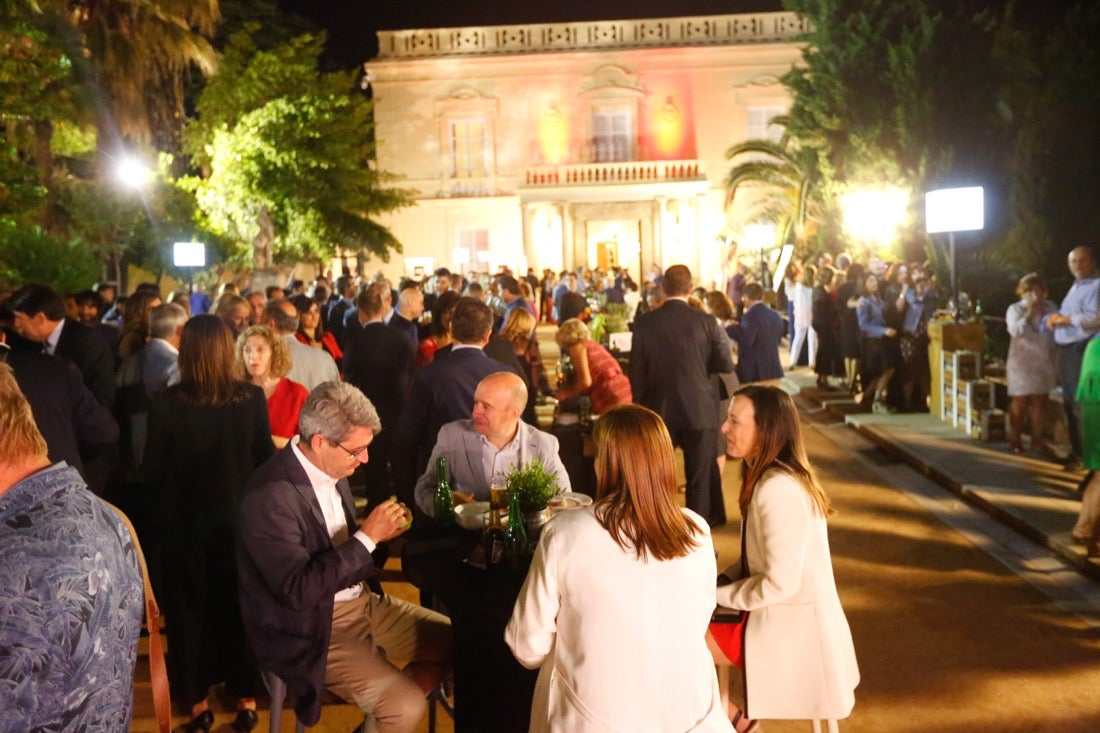 La edición 2019 del Festival Internacional de Música y Danza de Granada arrancó la noche este viernes con el concierto inaugural y un cóctel posterior en el Carmen de los Mártires, con presencia de rostros conocidos de la política granadina y la mediática asistencia del periodista José Ramón de la Morena.