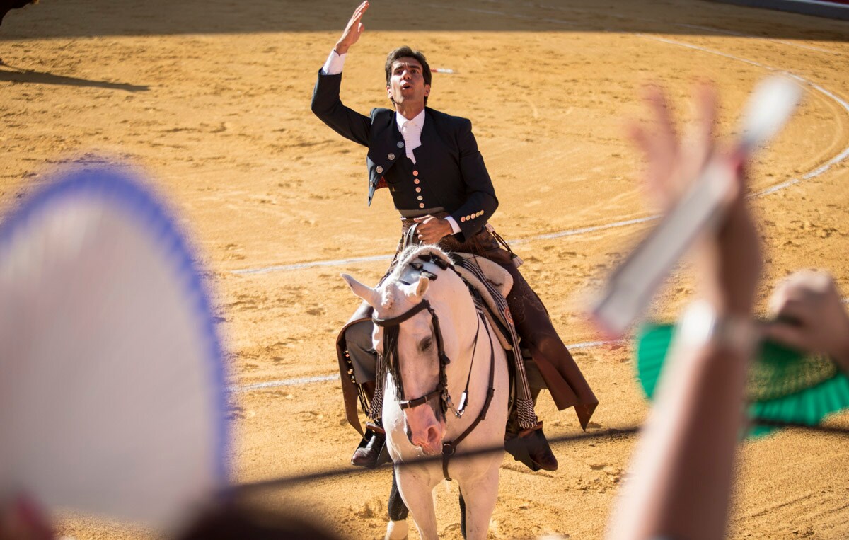 El diestro levanta a la grada con seis orejas y un rabo, confirmando que volvía a la ciudad nazarí con lo mejor de su tauromaquia