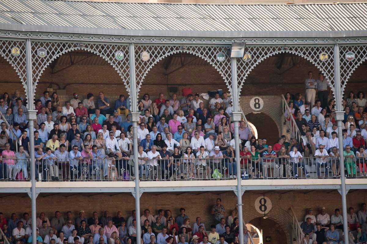 Portentosa actuación del granadino 'El Fandi', a hombros con Julián López 'El Juli' en tarde de claroscuros de 'Morante de la Puebla'