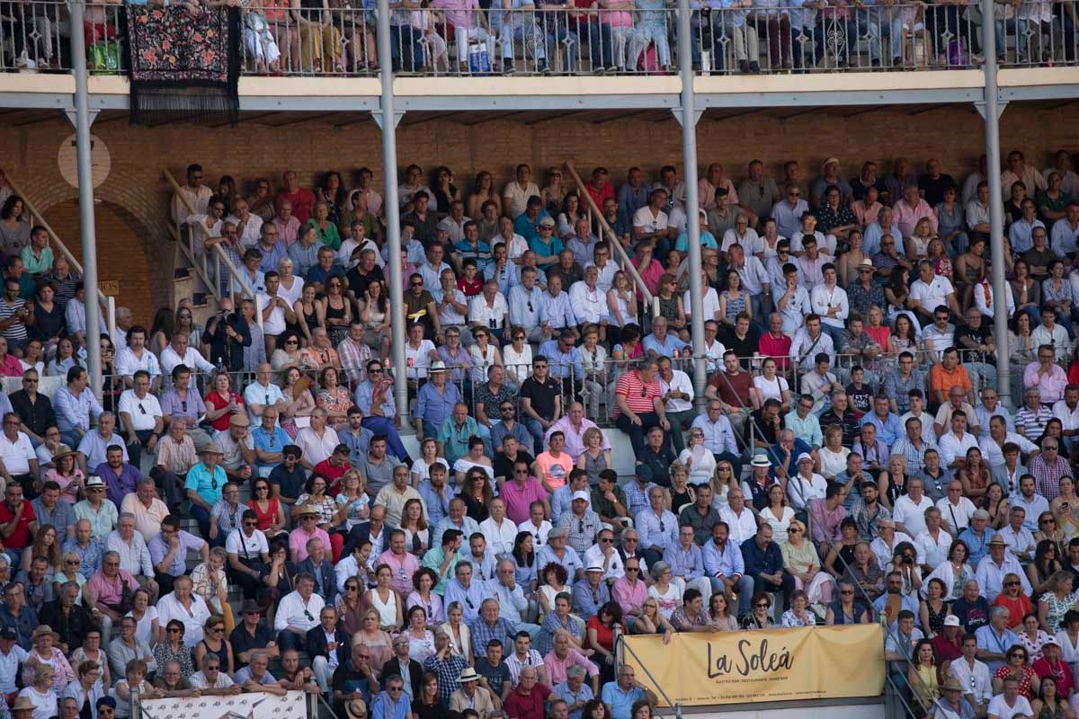 Portentosa actuación del granadino 'El Fandi', a hombros con Julián López 'El Juli' en tarde de claroscuros de 'Morante de la Puebla'