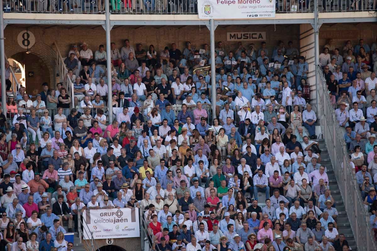 Portentosa actuación del granadino 'El Fandi', a hombros con Julián López 'El Juli' en tarde de claroscuros de 'Morante de la Puebla'