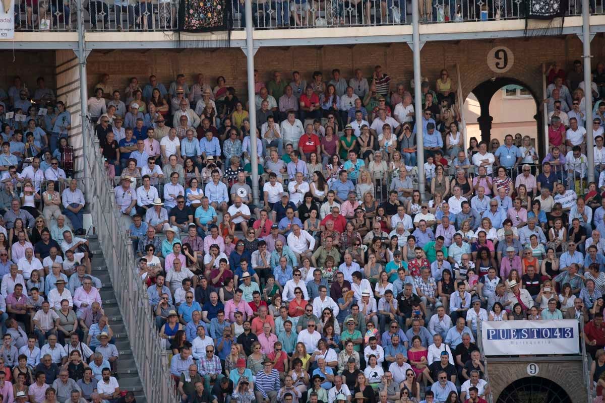 Portentosa actuación del granadino 'El Fandi', a hombros con Julián López 'El Juli' en tarde de claroscuros de 'Morante de la Puebla'