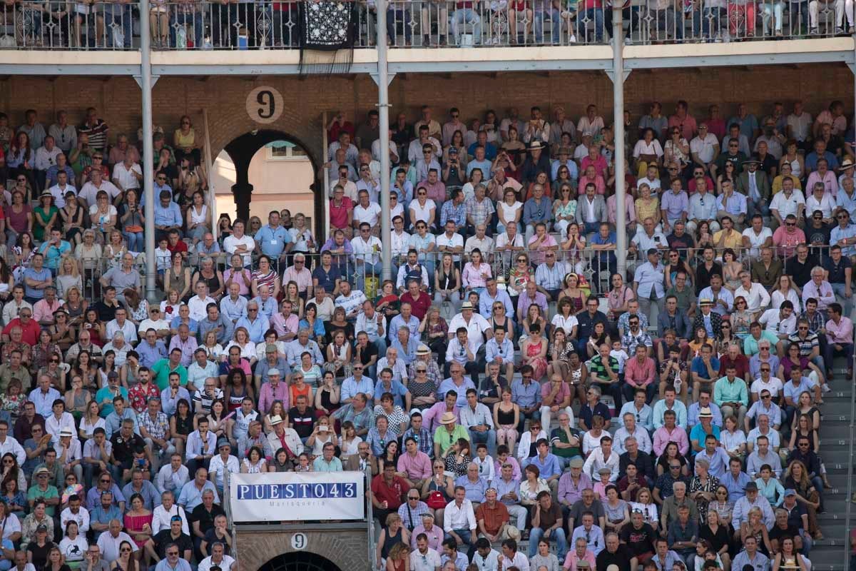 Portentosa actuación del granadino 'El Fandi', a hombros con Julián López 'El Juli' en tarde de claroscuros de 'Morante de la Puebla'