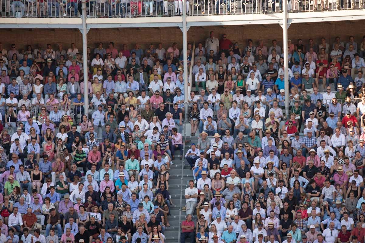 Portentosa actuación del granadino 'El Fandi', a hombros con Julián López 'El Juli' en tarde de claroscuros de 'Morante de la Puebla'