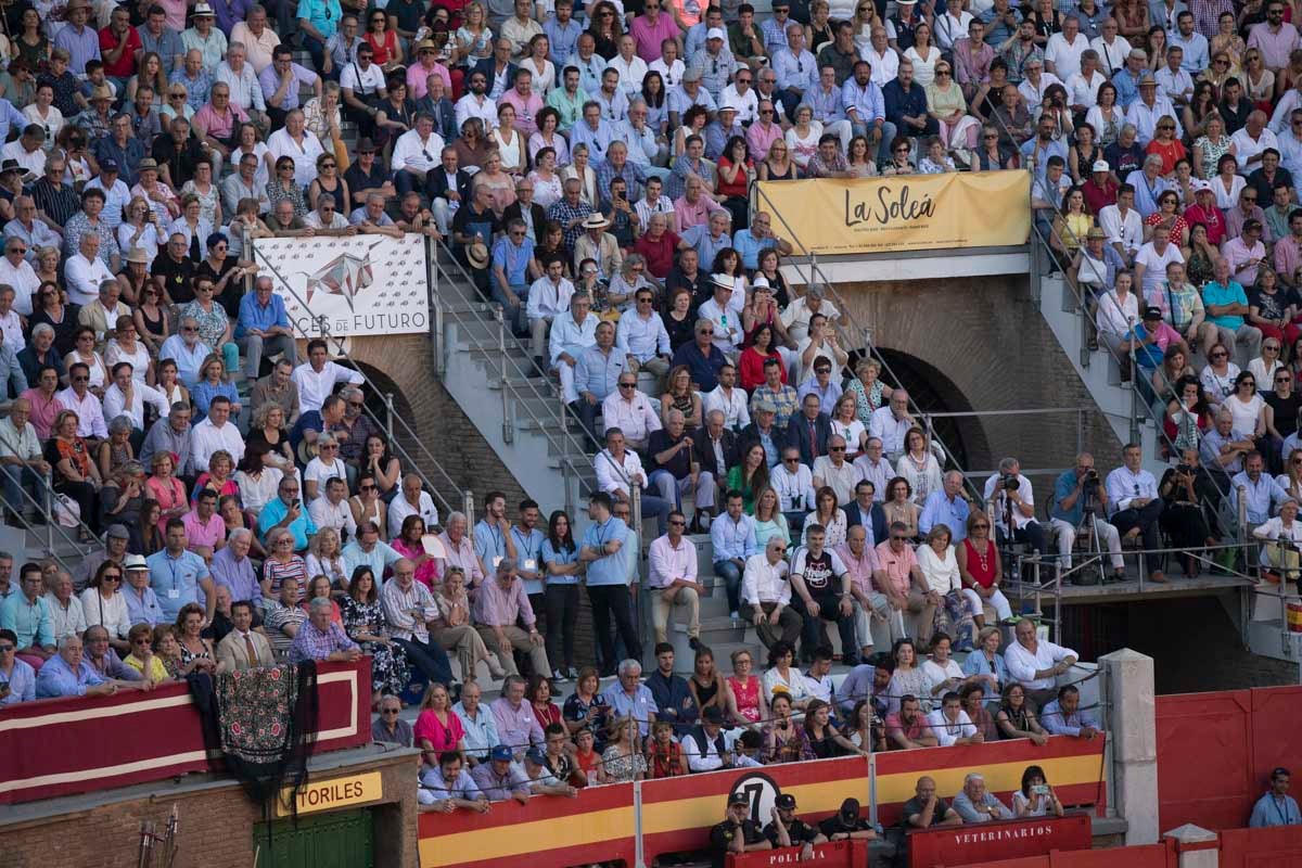 Portentosa actuación del granadino 'El Fandi', a hombros con Julián López 'El Juli' en tarde de claroscuros de 'Morante de la Puebla'