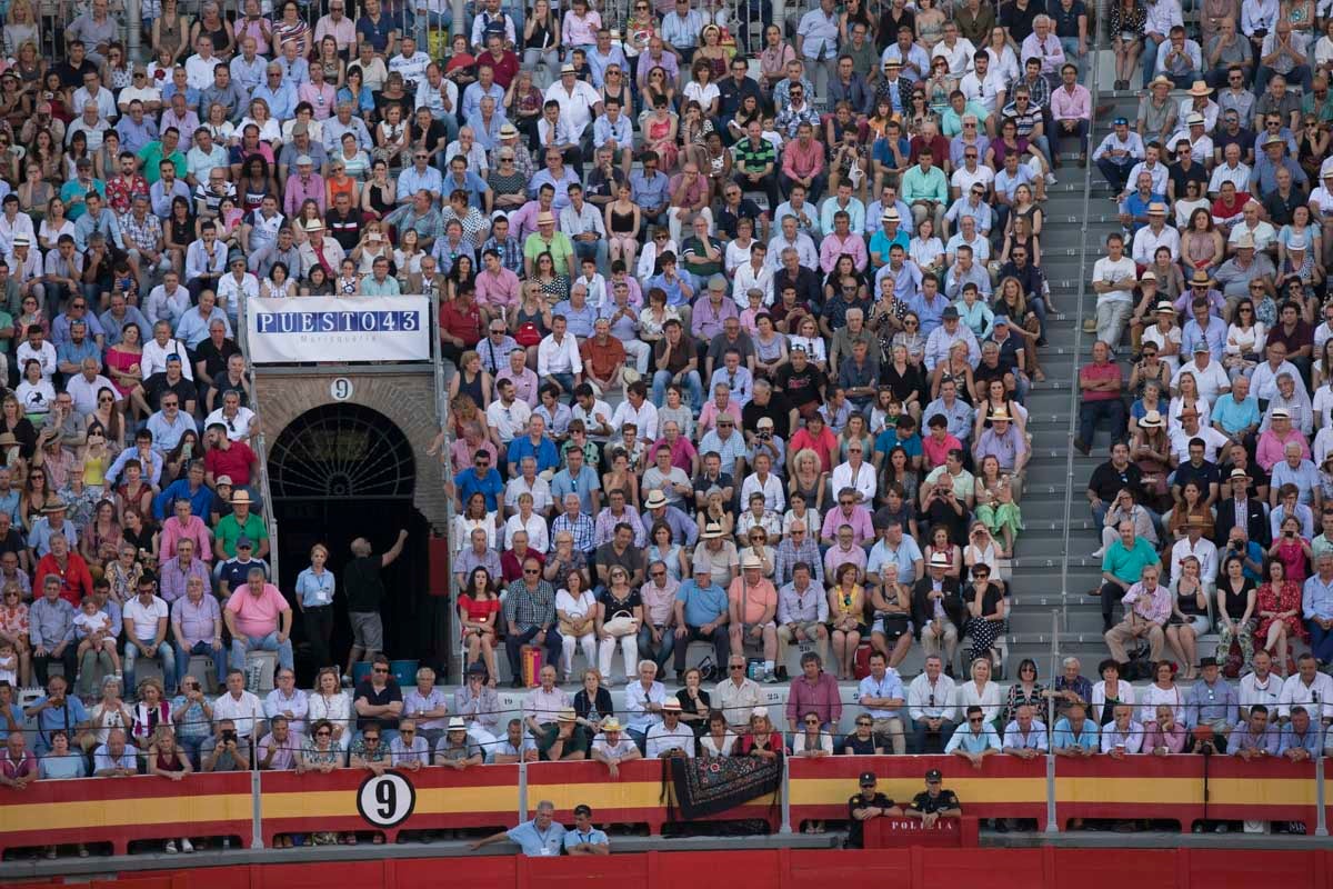 Portentosa actuación del granadino 'El Fandi', a hombros con Julián López 'El Juli' en tarde de claroscuros de 'Morante de la Puebla'