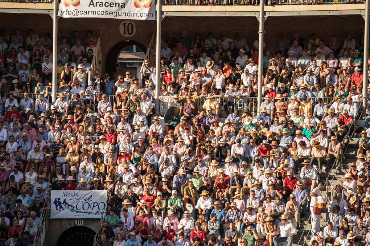 Portentosa actuación del granadino 'El Fandi', a hombros con Julián López 'El Juli' en tarde de claroscuros de 'Morante de la Puebla'