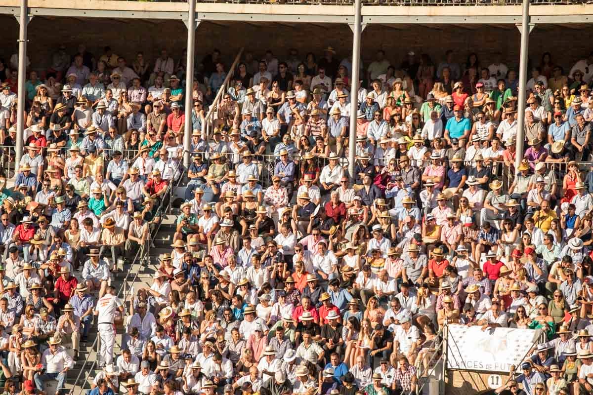 Portentosa actuación del granadino 'El Fandi', a hombros con Julián López 'El Juli' en tarde de claroscuros de 'Morante de la Puebla'